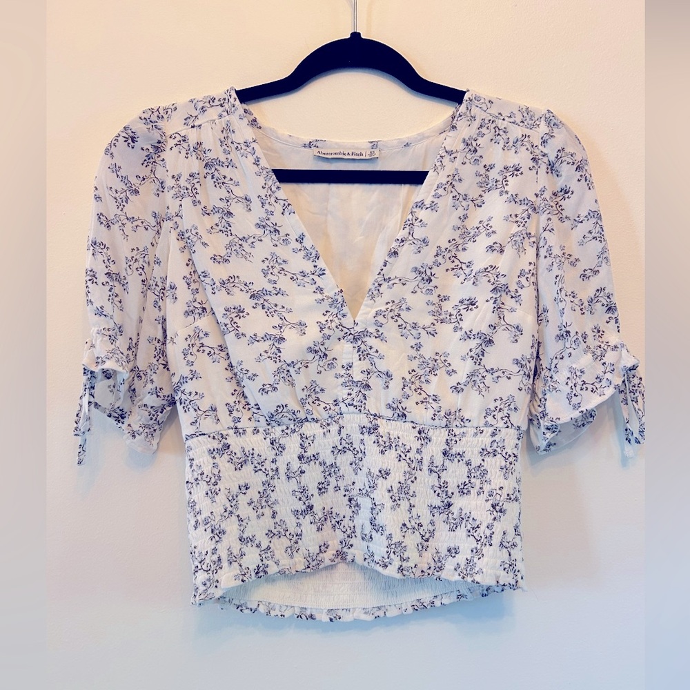 Floral Abercrombie floral blouse with bow detail on sleeves